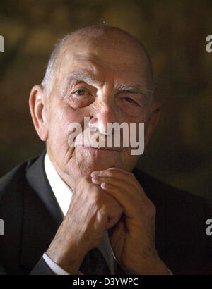 (Dpa Datei) - eine Archiv Bild, datiert 8. Februar 2011, zeigt französische Schriftsteller und ehemaliger Widerstandskämpfer Stéphane Hessel sitzt in seiner Wohnung in Paris, Frankreich. Der Autor des Buches "Zeit empört euch!" hat am Mittwochabend, 27. Februar 2013, im Alter von 95 Jahren starb seine Frau sagte der französische Nachrichtenagentur AFP. Foto: Joel Saget/AFP/Dpa/Alamy Live News Stockfoto