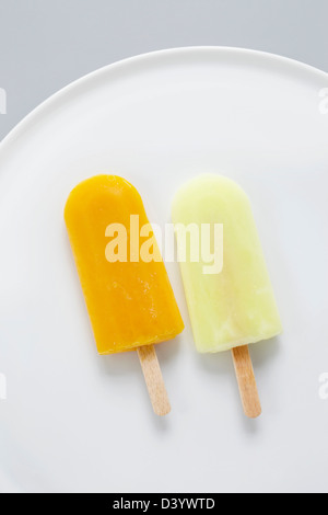 Eis am Stiel auf Platte Stockfoto