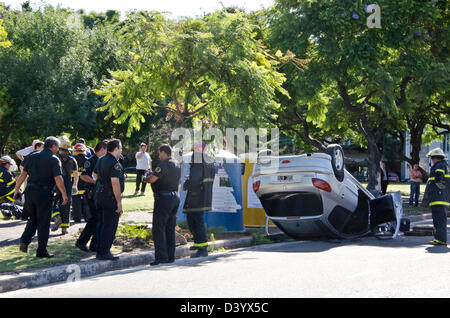 Buenos Aires, Argentinien. 26. Februar 2013. Ein Auto verlor die Kontrolle und umgestürzt auf Figueroa Alcorta Avenue und Pampa. Einer der zwei Passagiere auf der Krankenhaus-Fernández übertragen werden musste und drei Gassen dieser Straße wurden reduziert. Bildnachweis: Norberto Lauria / Alamy Live News Stockfoto