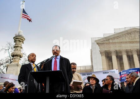 Washington DC, USA. 27. Februar 2013.Rev. Al Sharpton zusieht, wie Reverend Jesse Jackson auf einer Pressekonferenz vor dem Start einer Kundgebung vor dem obersten Gerichtshof der USA, spricht wie das Gericht bereitet sich auf den Fall von Shelby County v. Holder, zu hören, die eine der wichtigsten Bestimmungen des Gesetzes infrage. (Bild Kredit: Kredit: Pete Marovich/ZUMAPRESS.com/Alamy Live-Nachrichten) Stockfoto