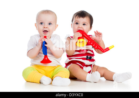 Lustige Babys Mädchen mit musikalische Spielzeuge. Isoliert auf weißem Hintergrund Stockfoto