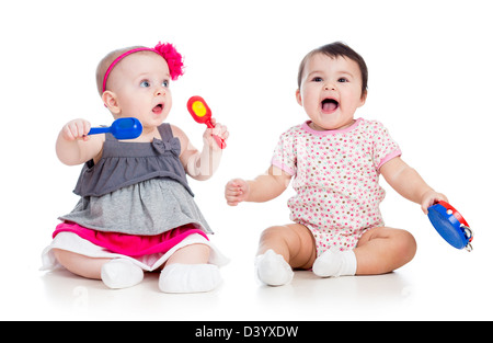 Lustige Babys Mädchen mit musikalische Spielzeuge. Isoliert auf weißem Hintergrund Stockfoto