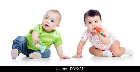 Lustige Babys Mädchen mit musikalische Spielzeuge isoliert auf weiss Stockfoto