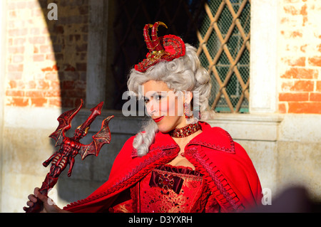Ein wirklich schöner Teufel unter der Veranda des Palazzo Ducale Karneval 2013; Venedig; Veneto, Italien. Stockfoto