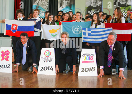 Glasgow, Vereinigtes Königreich. 27. Februar 2013.  Seb Coe besucht Shawlands Academy Glasgow Glasgow Bewerbung für 2018-Jugend-Olympischen Spiele (YOG) als Teil des London 2012 Vermächtnis zu unterstützen. L-R vorne Sebastian Coe, Shona Robison schottische Regierung Minister für Commonwealth und Sport, Stadtrat Gordon Matheson Leader des Glasgow City Council mit Shawlands Akademie Schüler Credit: ALAN OLIVER / Alamy Live News Stockfoto