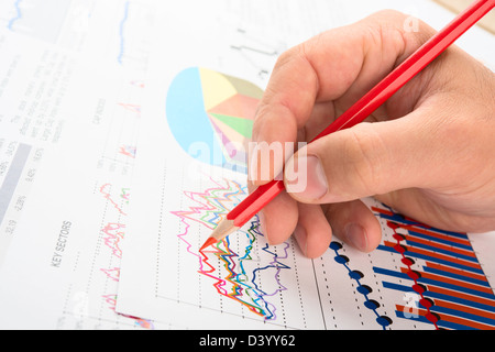 Analyse Unternehmen Jahresbericht mit Grafiken und Bleistift Stockfoto