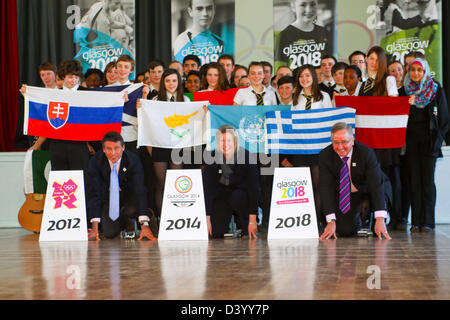 Glasgow, Vereinigtes Königreich. 27. Februar 2013.  Seb Coe besucht Shawlands Academy Glasgow Glasgow Bewerbung für 2018-Jugend-Olympischen Spiele (YOG) als Teil des London 2012 Vermächtnis zu unterstützen. L-R vorne Sebastian Coe, Shona Robison schottische Regierung Minister für Commonwealth und Sport, Stadtrat Gordon Matheson Leader des Glasgow City Council mit Shawlands Akademie Schüler Credit: ALAN OLIVER / Alamy Live News Stockfoto
