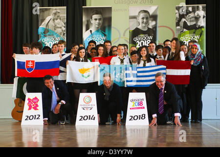 Glasgow, Vereinigtes Königreich. 27. Februar 2013.  Seb Coe besucht Shawlands Academy Glasgow Glasgow Bewerbung für 2018-Jugend-Olympischen Spiele (YOG) als Teil des London 2012 Vermächtnis zu unterstützen. L-R vorne Sebastian Coe, Shona Robison schottische Regierung Minister für Commonwealth und Sport, Stadtrat Gordon Matheson Leader des Glasgow City Council mit Shawlands Akademie Schüler Credit: ALAN OLIVER / Alamy Live News Stockfoto