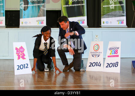 Glasgow, Vereinigtes Königreich. 27. Februar 2013.  Seb Coe besucht Shawlands Academy Glasgow Glasgow Bewerbung für 2018-Jugend-Olympischen Spiele (YOG) als Teil des London 2012 Vermächtnis zu unterstützen. SEB-chats Schülerin Lizzy Pollard Credit: ALAN OLIVER / Alamy Live News Stockfoto