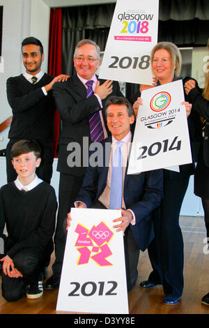 Glasgow, Vereinigtes Königreich. 27. Februar 2013.  Seb Coe besucht Shawlands Academy Glasgow Glasgow Bewerbung für 2018-Jugend-Olympischen Spiele (YOG) als Teil des London 2012 Vermächtnis zu unterstützen. L-R Akademie Schüler, Stadtrat Gordon Matheson Leader des Glasgow City Council Sebastian Coe, Shona Robison schottische Regierung Minister für Commonwealth und Sport, Credit: ALAN OLIVER / Alamy Live News Stockfoto