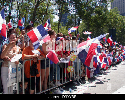 Zuschauer bei der 17. jährliche Bronx Dominikanische Independence Day Parade in New York Stockfoto