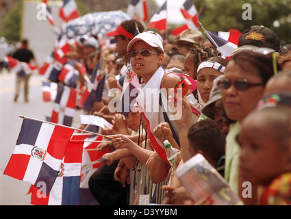 Zuschauer bei der 17. jährliche Bronx Dominikanische Independence Day Parade in New York Stockfoto