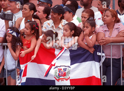 Zuschauer bei der 17. jährliche Bronx Dominikanische Independence Day Parade in New York Stockfoto