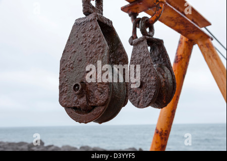 Umlenkrollen Schäkel und Winden auf Fischerbooten im Hafen Reykanesbaer Island Stockfoto