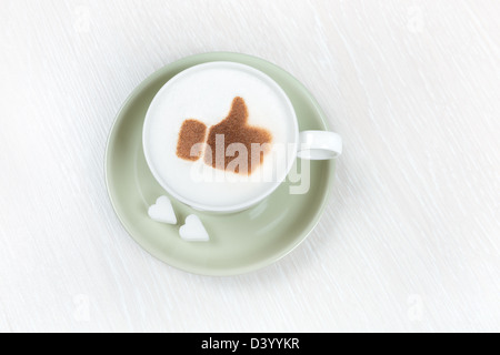 Tasse Kaffee mit Schokolade Daumen hoch und herzförmige Zucker Stockfoto