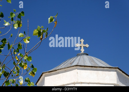 Naxos. Cyclades. Griechenland. Christliches Kreuz auf der Kuppel der griechischen Kirche in die Mountain Village bietet Stockfoto