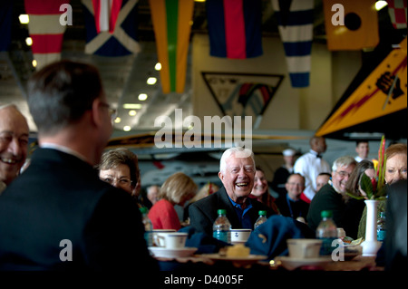 Der ehemalige Präsident Jimmy Carter lacht während einer Rede Kommandierender Offizier Captain Kent Whalen während eines Besuchs auf dem Flugzeugträger USS Carl Vinson 22. Februar 2013 in Coronado, CA. Carter, ehemalige erste Dame Rosalynn Carter und ehemalige Secretary Of The Navy John Dalton besuchte Carl Vinson mit mehr als 200 Mitgliedern das Carter Center. Stockfoto