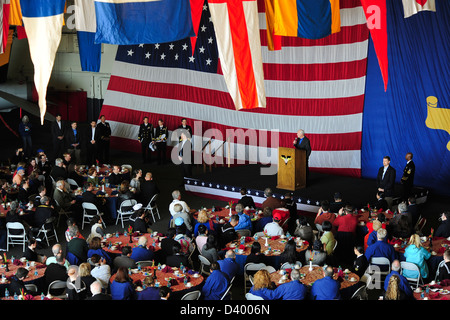 Der ehemalige Präsident Jimmy Carter richtet sich an Segler und Gäste im Hangar Bucht während eines Besuchs auf dem Flugzeugträger USS Carl Vinson 22. Februar 2013 in Coronado, CA. Carter, ehemalige First Lady Rosalynn Carter und ehemaligen Marineminister John Dalton besuchte Carl Vinson mit mehr als 200 Mitgliedern das Carter Center. Stockfoto