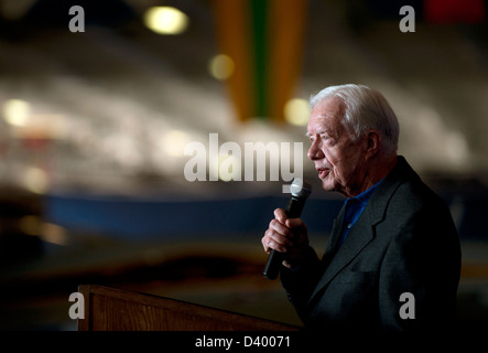 Der ehemalige Präsident Jimmy Carter richtet sich an Segler und Gäste im Hangar Bucht während eines Besuchs auf dem Flugzeugträger USS Carl Vinson 22. Februar 2013 in Coronado, CA. Carter, ehemalige First Lady Rosalynn Carter und ehemaligen Marineminister John Dalton besuchte Carl Vinson mit mehr als 200 Mitgliedern das Carter Center. Stockfoto