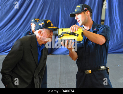 Ex-Präsident Jimmy Carter zeigt eine Wärmebildkamera Marine Brandbekämpfung von einem Seemann während eines Besuchs auf dem Flugzeugträger USS Carl Vinson 22. Februar 2013 in Coronado, CA. Carter, ehemalige First Lady Rosalynn Carter und ehemaligen Marineminister John Dalton besuchte Carl Vinson mit mehr als 200 Mitgliedern das Carter Center. Stockfoto