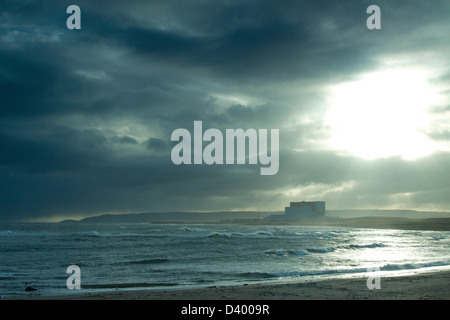 Torness Leuchtturm aus Scheunen Ness auf den John Muir Way, East Lothian Stockfoto