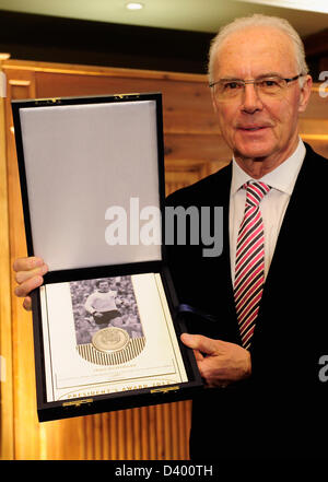 HANDOUT-Franz Beckenbauer posiert mit seinen Award während der UEFA-Präsident Award beim Suedtiroler Stuben in München, am 27. Februar 2013. Foto: Lennart Preiss/Dpa (Achtung: Nur Für Redaktionelle Nutzung - nur redaktionelle Nutzung) +++(c) Dpa - Bildfunk +++ Stockfoto