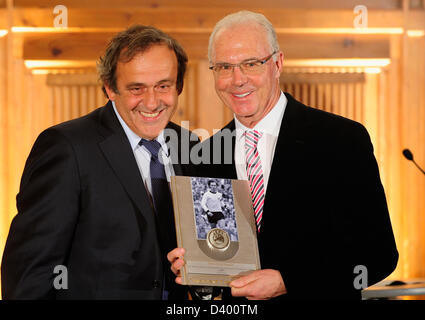 HANDOUT-Franz Beckenbauer (R) stellt mit seiner Auszeichnung neben Michel Platini, Präsident der UEFA während der UEFA-Präsident Award beim Suedtiroler Stuben in München, am 27. Februar 2013. Foto: Lennart Preiss/Dpa (Achtung: Nur Für Redaktionelle Nutzung - nur redaktionelle Nutzung) +++(c) Dpa - Bildfunk +++ Stockfoto