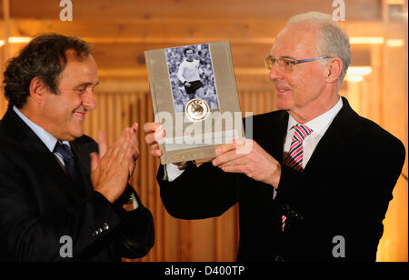 HANDOUT-Franz Beckenbauer (R) stellt mit seiner Auszeichnung neben Michel Platini, Präsident der UEFA während der UEFA-Präsident Award beim Suedtiroler Stuben in München, am 27. Februar 2013. Foto: Lennart Preiss/Dpa (Achtung: Nur Für Redaktionelle Nutzung - nur redaktionelle Nutzung) +++(c) Dpa - Bildfunk +++ Stockfoto