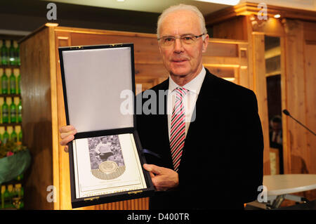 HANDOUT-Franz Beckenbauer posiert mit seinen Award während der UEFA-Präsident Award beim Suedtiroler Stuben in München, am 27. Februar 2013. Foto: Lennart Preiss/Dpa (Achtung: Nur Für Redaktionelle Nutzung - nur redaktionelle Nutzung) +++(c) Dpa - Bildfunk +++ Stockfoto