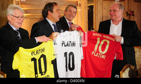 HANDOUT - Präsident der deutschen Fußball Liga (DFL) und auch Präsident von Borussia Dortmund Reinhard Rauball (L-R), UEFA-Präsident Michel Platini, Präsident des deutschen Fußball-Bundes (DFB) Wolfgang Niersbach und Uli Hoeneß, Präsident des FC Bayern Muenchen posieren mit Jersys während der UEFA-Präsident Award Suedtiroler Stuben in München, am 27. Februar 2013. Foto: Lennart Preiss/Dpa (Achtung: Nur Für Redaktionelle Nutzung - nur redaktionelle Nutzung) +++(c) Dpa - Bildfunk +++ Stockfoto