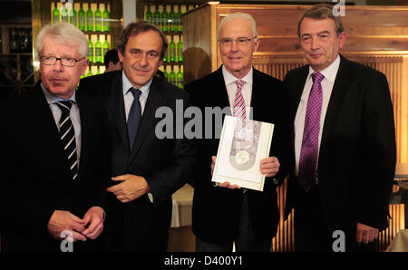 HANDOUT - Präsident der deutschen Fußball Liga (DFL) Reinhard Rauball (L-R), UEFA-Präsident Michel Platini, Franz Beckenbauer und Präsident der deutschen Fußball-Bundes (DFB) Wolfgang Niersbach Pose mit dem Award während der UEFA-Präsident Award bei Suedtiroler Stuben in München, am 27. Februar 2013. Foto: Lennart Preiss/Dpa (Achtung: Nur Für Redaktionelle Nutzung - nur redaktionelle Nutzung) +++(c) Dpa - Bildfunk +++ Stockfoto