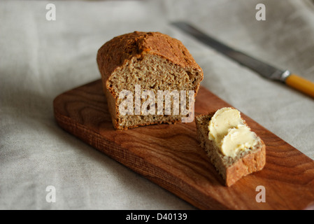 Laib Vollkornbrot Schwarzbrot mit Butter. Stockfoto