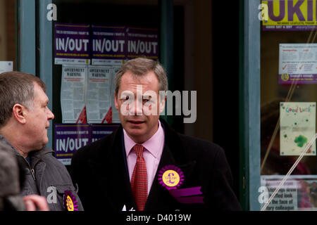 27. Februar 2013. Eastleigh, Hampshire. Nigel Farage Führer der Kampagne für Diane James der parlamentarischen Kandidat für den Eastleigh Sitz ist UKIP-Partei. Eastleigh Nachwahl tritt seinen letzten Tag mit politischen Parteien, einen Endspurt für Stimmen, bevor Wähler zu den Urnen am Donnerstag, den 28. Februar gehen Stockfoto