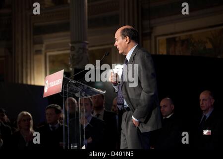 Rom, Italien. 25. Februar 2013 spricht der Anführer der PD Pierluigi Bersani während einer Pressekonferenz in Rom. Stockfoto