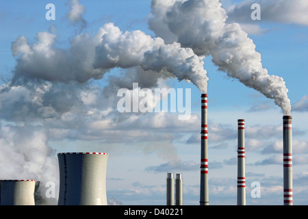 verschmutzte Rauch aus Kohle-Kraftwerk Stockfoto