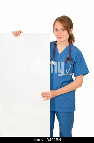 Freundliche Krankenschwester in Uniform mit leeren Banner, isoliert auf weiss. Stockfoto