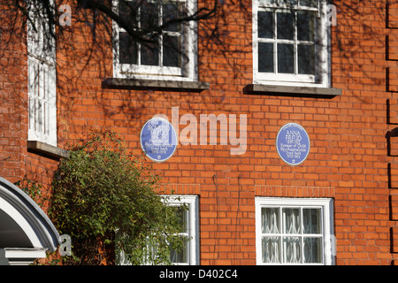 Blaue Plaketten von Sigmund Freud und Anna Freud sind auf dem Freud-Museum in Hampstead, Nord-London auf 27. Februar 2013 abgebildet. Stockfoto