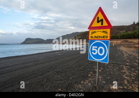 Verkehrszeichen auf eine Schotterstraße in Island mit blind Summit und 50 km/h Geschwindigkeit Beschränkung Zeichen auf der See Thingvallavatn Stockfoto