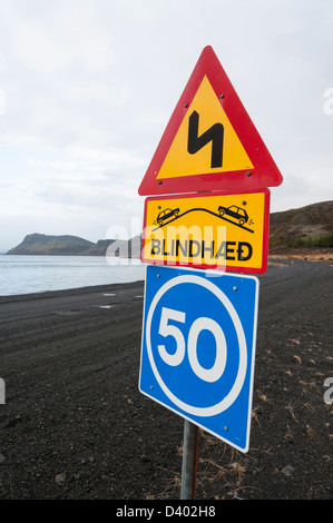 Verkehrszeichen auf eine Schotterstraße in Island mit blind Summit und 50 km/h Geschwindigkeit Beschränkung Zeichen auf der See Thingvallavatn Stockfoto