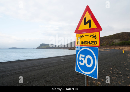 Verkehrszeichen auf eine Schotterstraße in Island mit blind Summit und 50 km/h Geschwindigkeit Beschränkung Zeichen auf der See Thingvallavatn Stockfoto