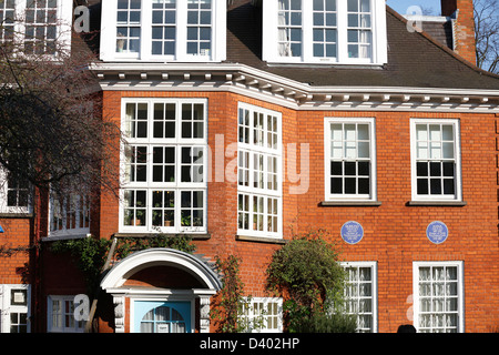 Blaue Plaketten von Sigmund Freud und Anna Freud sind auf dem Freud-Museum in Hampstead, Nord-London auf 27. Februar 2013 abgebildet. Stockfoto