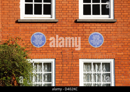 Blaue Plaketten von Sigmund Freud und Anna Freud sind auf dem Freud-Museum in Hampstead, Nord-London auf 27. Februar 2013 abgebildet. Stockfoto