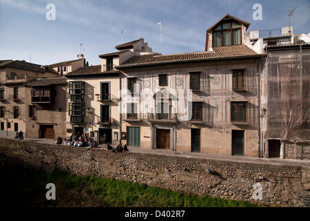 Aussicht von der Carrera del Darro von der anderen Seite an einem Sonntagabend, Granada Stockfoto