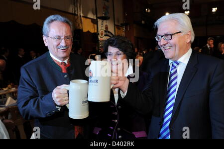 Bürgermeister von München Christian Ude (L-R, SPD), seine Frau Edith von Welser-Ude und Fußboden-Führer der SPD Frank-Walter Steinmeier sagen Prost während der traditionellen "Abhören von der Stout" auf dem Nockherberg in München, Deutschland, 27. Februar 2013. Die traditionelle Lächerlichmachung der Politiker, die "Derblecken" ist der traditionelle Beginn der Stout Starkbier Saison in Bayern. Foto: TOBIAS HASE Stockfoto