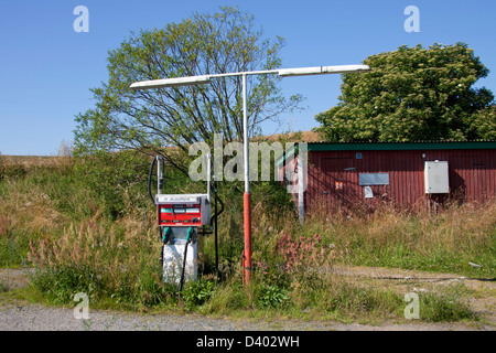 Alten Zapfsäule an verlassenen und überwucherten Tankstelle, Skåne, Schweden Stockfoto