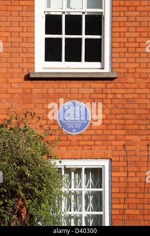 Blaue Plakette von Sigmund Freud ist auf der Freud-Museum in Hampstead, Nord-London auf 27. Februar 2013 abgebildet. Stockfoto