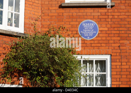 Blaue Plakette von Sigmund Freud ist auf der Freud-Museum in Hampstead, Nord-London auf 27. Februar 2013 abgebildet. Stockfoto