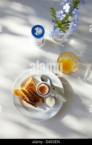 Eine selbst gesorgt Urlaub Frühstück auf einem Marmortisch Stockfoto