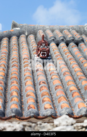 Eine Shisa-Statue auf dem Dach, Taketomi-Insel in der Präfektur Okinawa, Japan. Stockfoto