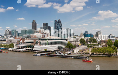 Unverwechselbare Skyline der City of London, erhöhten Blick auf die Themse. Stockfoto